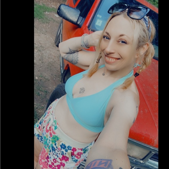 Meet your Posher, Lisa Robyn - Picture 2 of 14